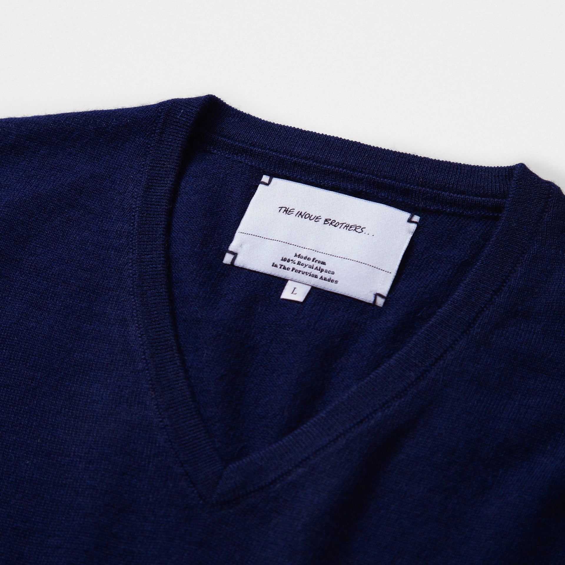 AW16-002_hg_v-neck sweater_navy_05
